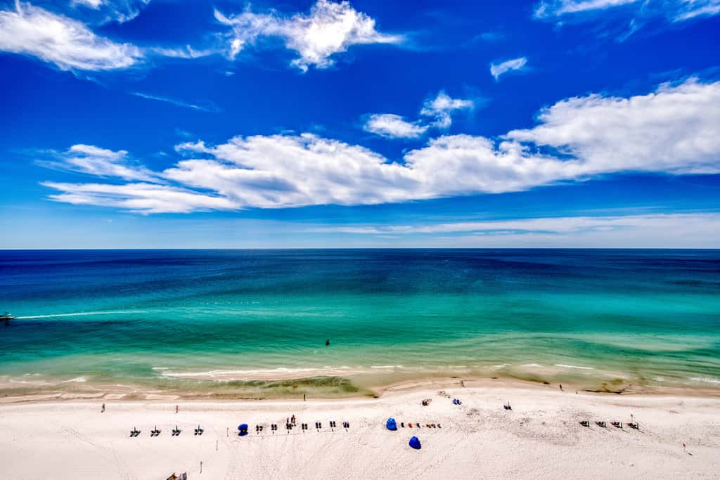 Fifth-floor beachfront condo with balcony, amazing view, pools & hot tub