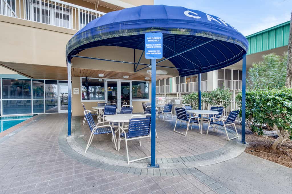 Fifth-floor beachfront condo with balcony, amazing view, pools & hot tub
