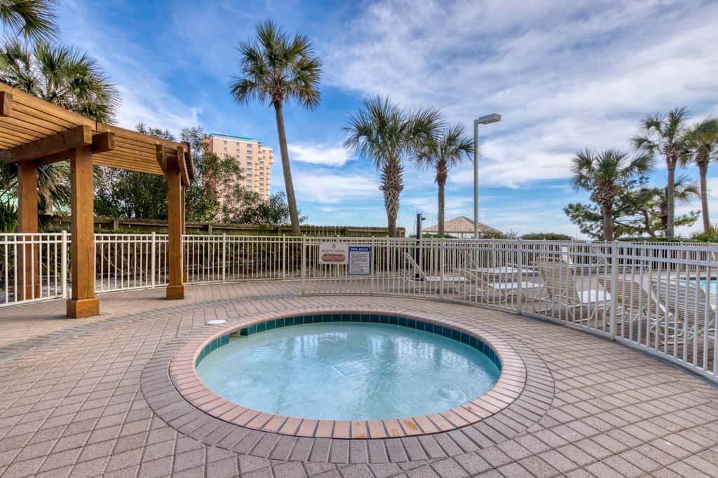 Fifth-floor beachfront condo with balcony, amazing view, pools & hot tub
