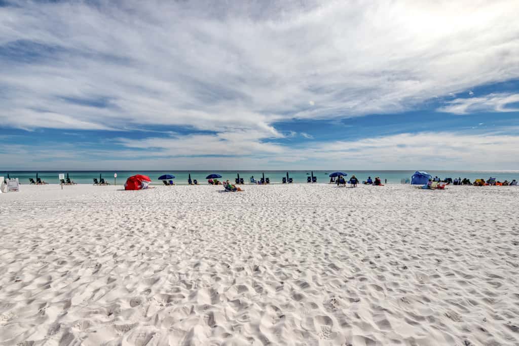 Fifth-floor beachfront condo with balcony, amazing view, pools & hot tub