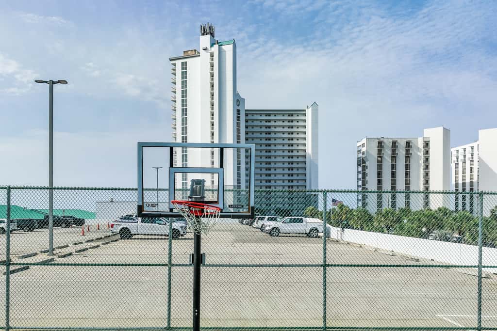 Fifth-floor beachfront condo with balcony, amazing view, pools & hot tub