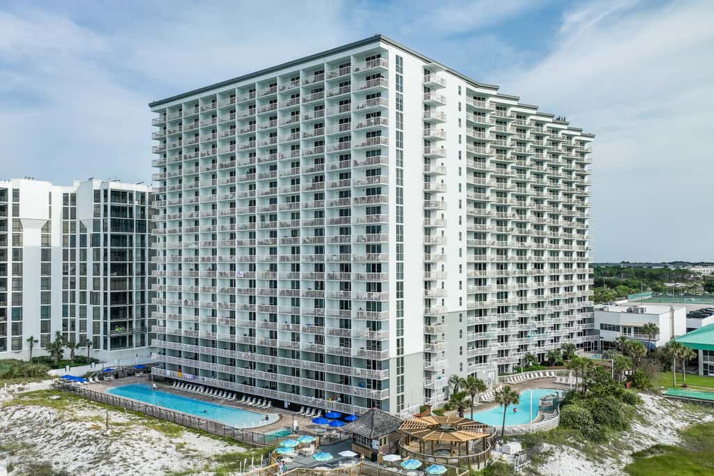 Fifth-floor beachfront condo with balcony, amazing view, pools & hot tub