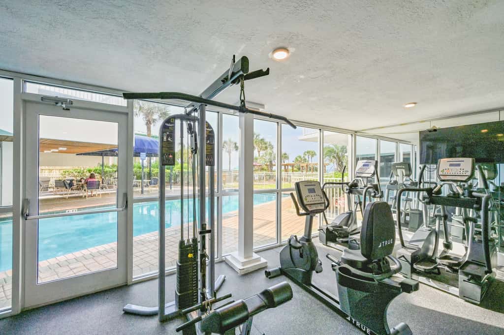 Fifth-floor beachfront condo with balcony, amazing view, pools & hot tub
