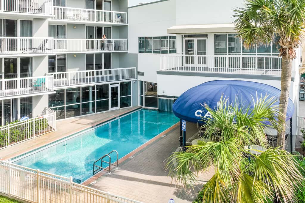 Fifth-floor beachfront condo with balcony, amazing view, pools & hot tub