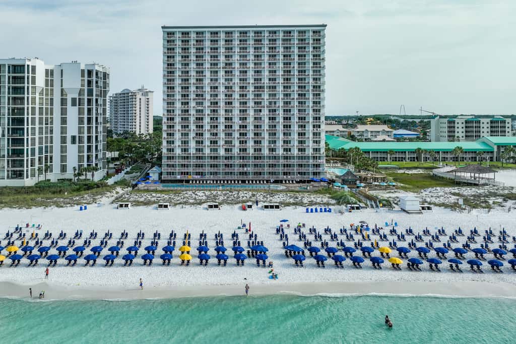 Fifth-floor beachfront condo with balcony, amazing view, pools & hot tub