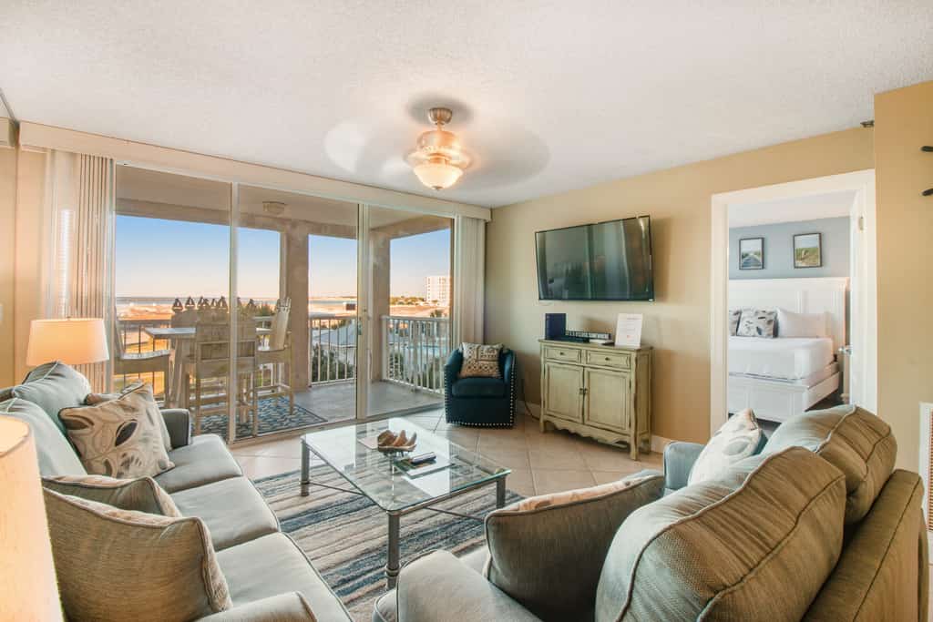 Gorgeous bay view condo, beach setup & bicycles included, Close to shopping