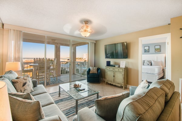 Gorgeous bay view condo, beach setup & bicycles included, Close to shopping