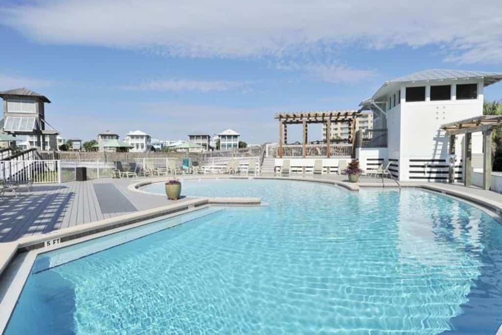 4th Floor Airy, open bay view condo, beach setup & close to everything