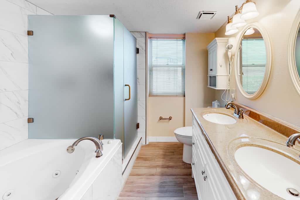 Gulf-front, 10th-floor corner condo with pools & hot tub - majestic views