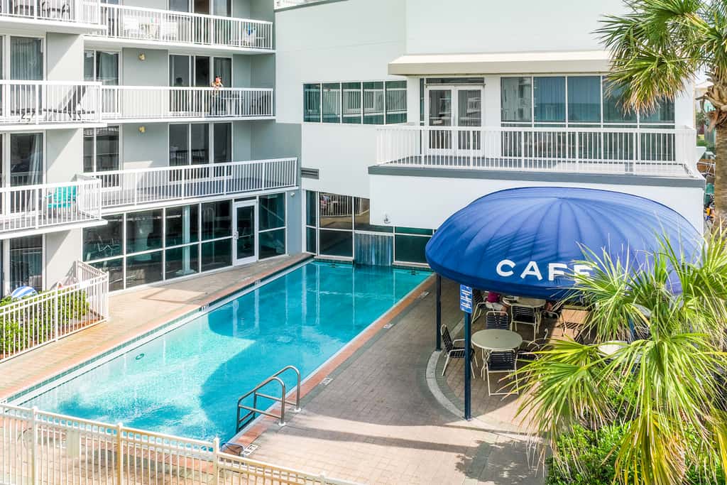 Gulf-front, 10th-floor corner condo with pools & hot tub - majestic views
