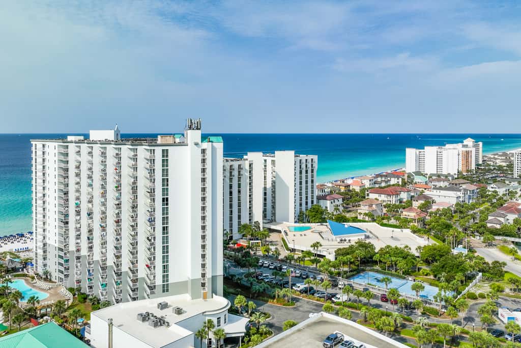 Gulf-front, 10th-floor corner condo with pools & hot tub - majestic views
