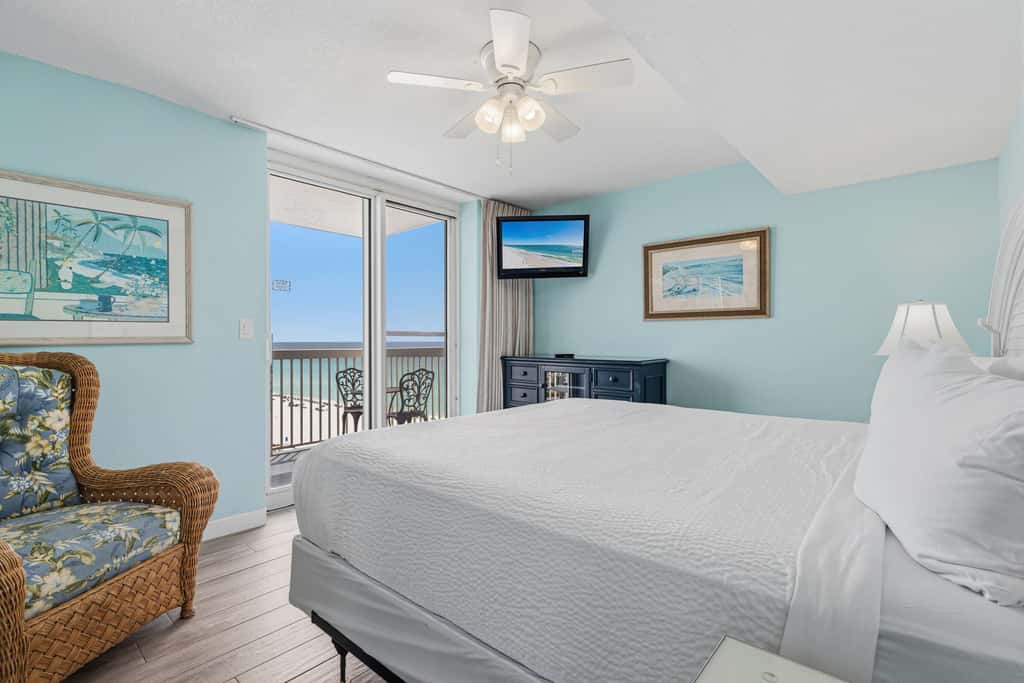 Gulf-front, 10th-floor corner condo with pools & hot tub - majestic views