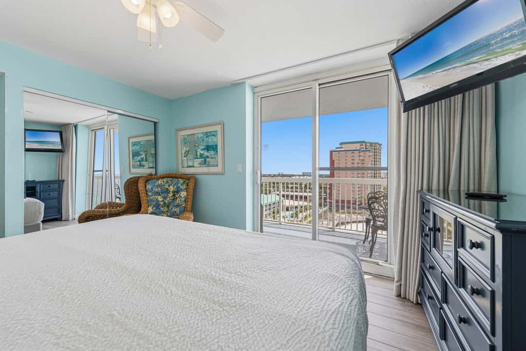 Gulf-front, 10th-floor corner condo with pools & hot tub - majestic views