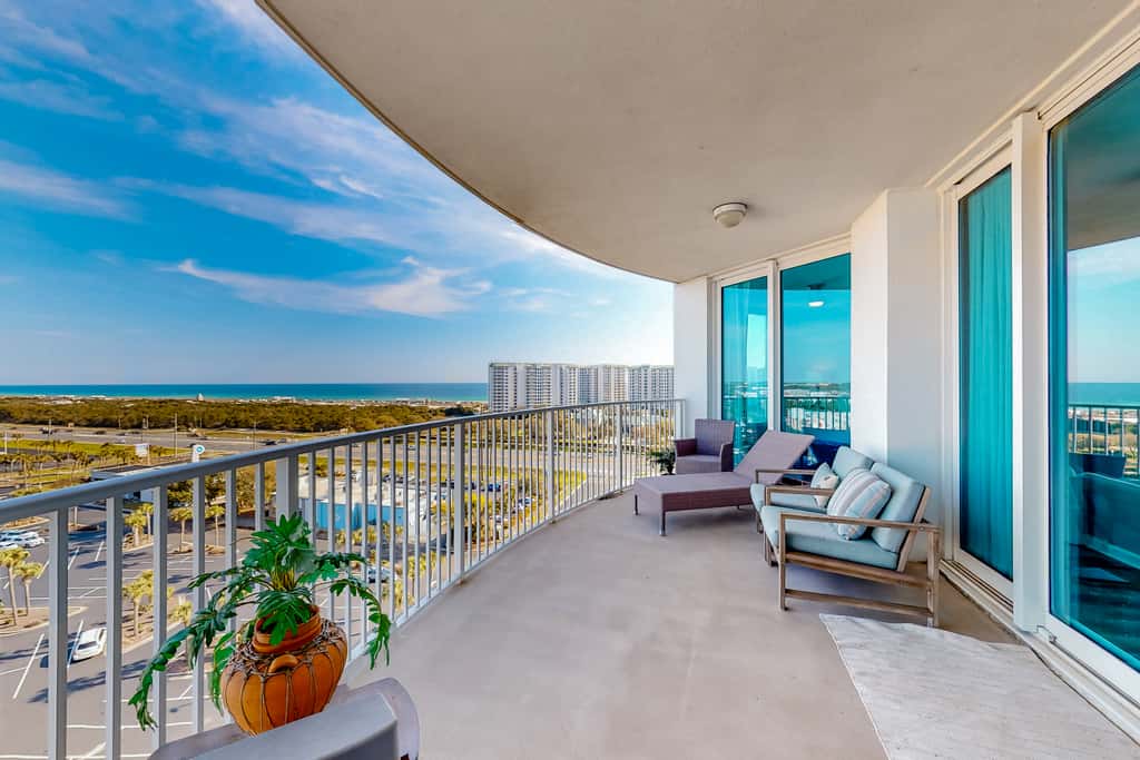 Spacious Condo w Free WiFi, Shared Hot Tub, Pool, Tennis, and Central AC
