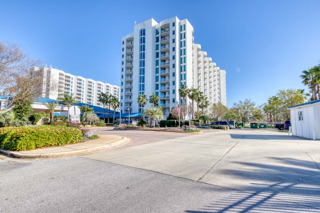 Spacious Condo w Free WiFi, Shared Hot Tub, Pool, Tennis, and Central AC