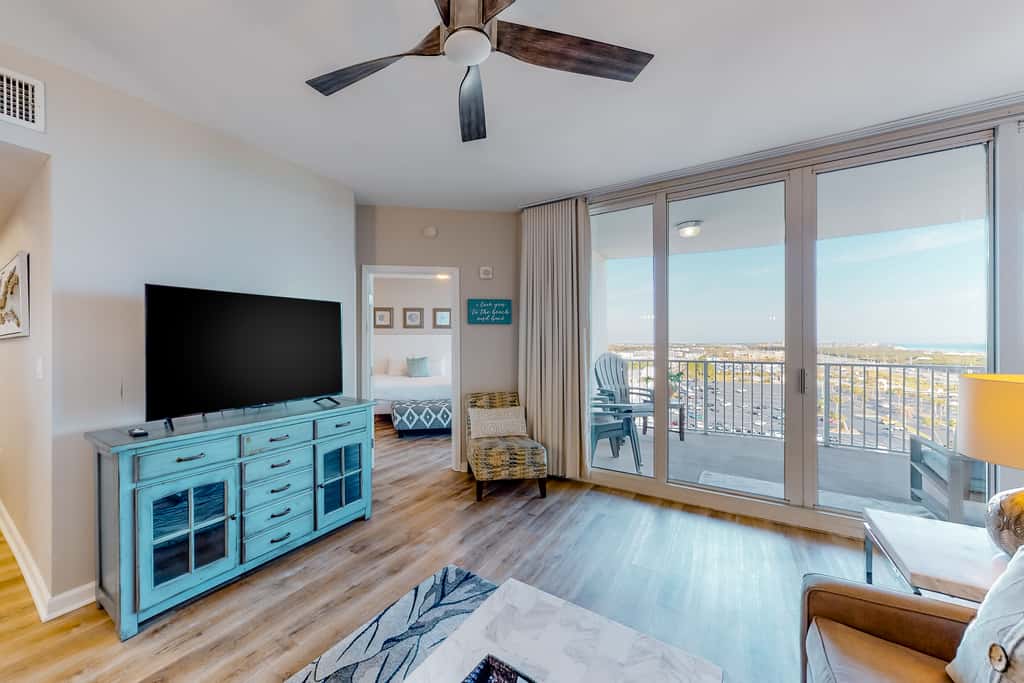 Spacious Condo w Free WiFi, Shared Hot Tub, Pool, Tennis, and Central AC