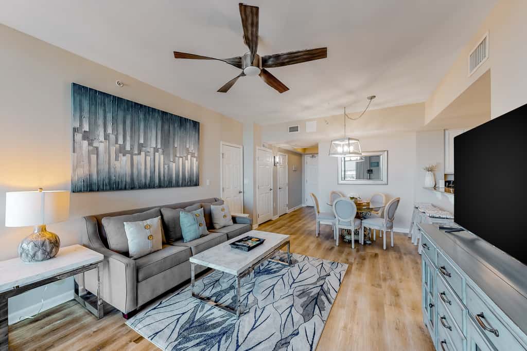 Spacious Condo w Free WiFi, Shared Hot Tub, Pool, Tennis, and Central AC