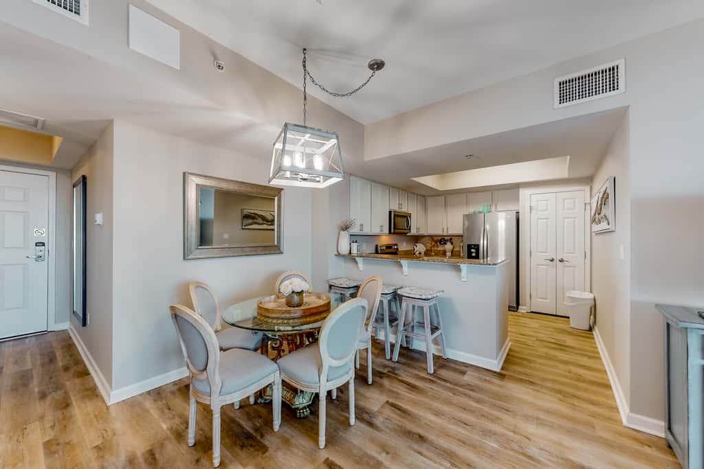 Spacious Condo w Free WiFi, Shared Hot Tub, Pool, Tennis, and Central AC