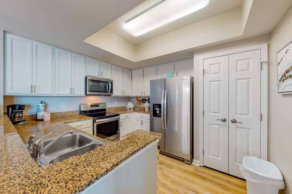 Spacious Condo w Free WiFi, Shared Hot Tub, Pool, Tennis, and Central AC