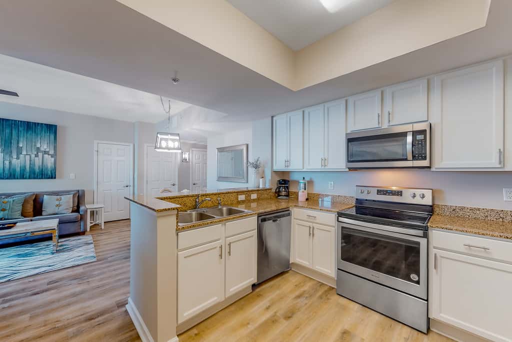 Spacious Condo w Free WiFi, Shared Hot Tub, Pool, Tennis, and Central AC