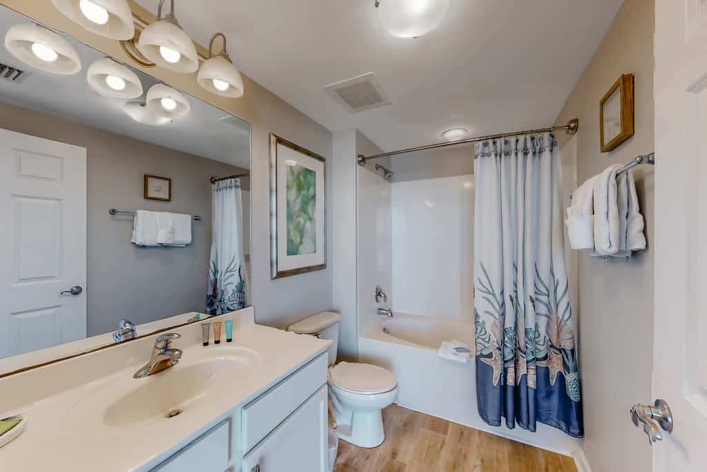 Spacious Condo w Free WiFi, Shared Hot Tub, Pool, Tennis, and Central AC