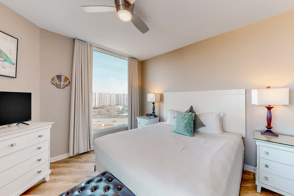 Spacious Condo w Free WiFi, Shared Hot Tub, Pool, Tennis, and Central AC