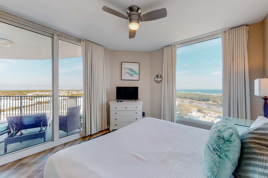 Spacious Condo w Free WiFi, Shared Hot Tub, Pool, Tennis, and Central AC
