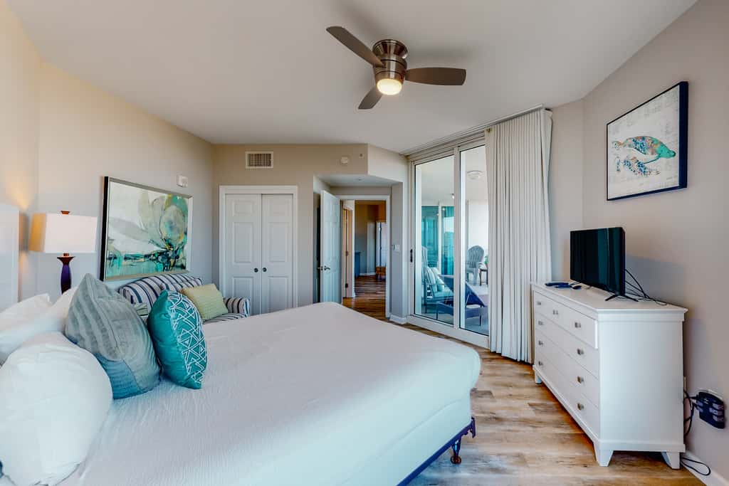 Spacious Condo w Free WiFi, Shared Hot Tub, Pool, Tennis, and Central AC
