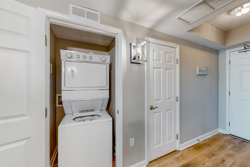 Spacious Condo w Free WiFi, Shared Hot Tub, Pool, Tennis, and Central AC