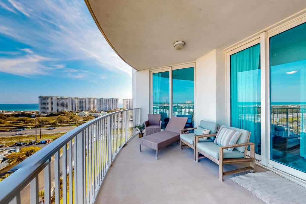 Spacious Condo w Free WiFi, Shared Hot Tub, Pool, Tennis, and Central AC