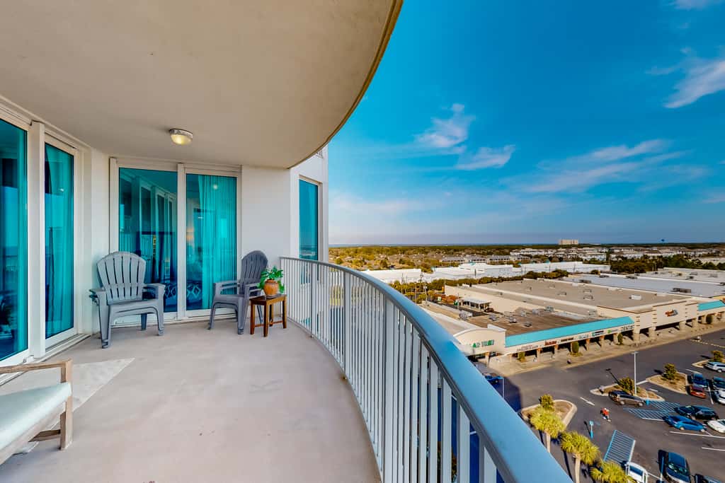 Spacious Condo w Free WiFi, Shared Hot Tub, Pool, Tennis, and Central AC