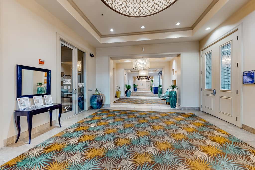 Spacious Condo w Free WiFi, Shared Hot Tub, Pool, Tennis, and Central AC