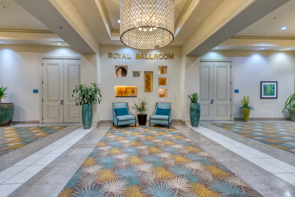 Spacious Condo w Free WiFi, Shared Hot Tub, Pool, Tennis, and Central AC