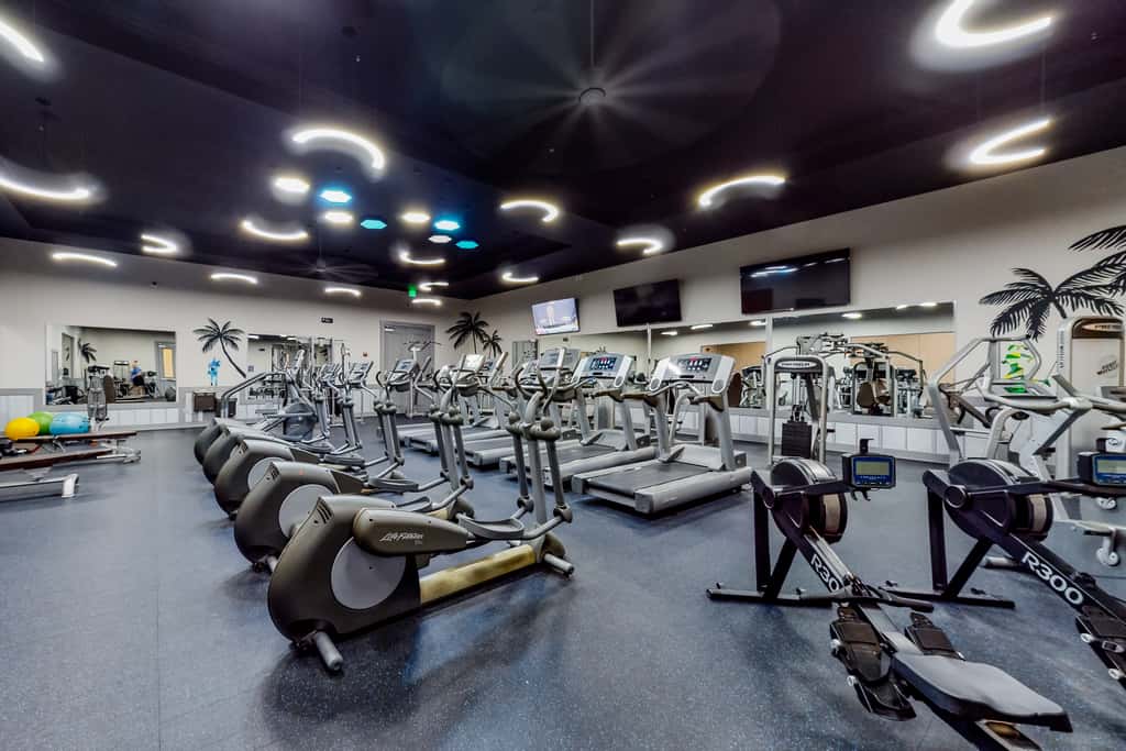 Spacious Condo w Free WiFi, Shared Hot Tub, Pool, Tennis, and Central AC