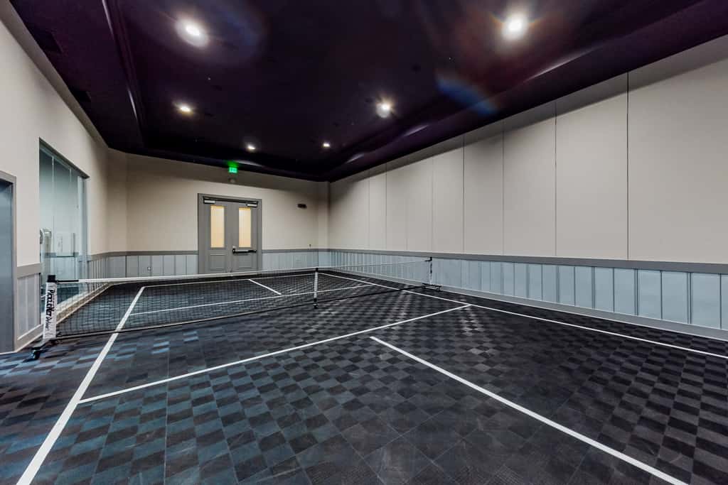 Spacious Condo w Free WiFi, Shared Hot Tub, Pool, Tennis, and Central AC