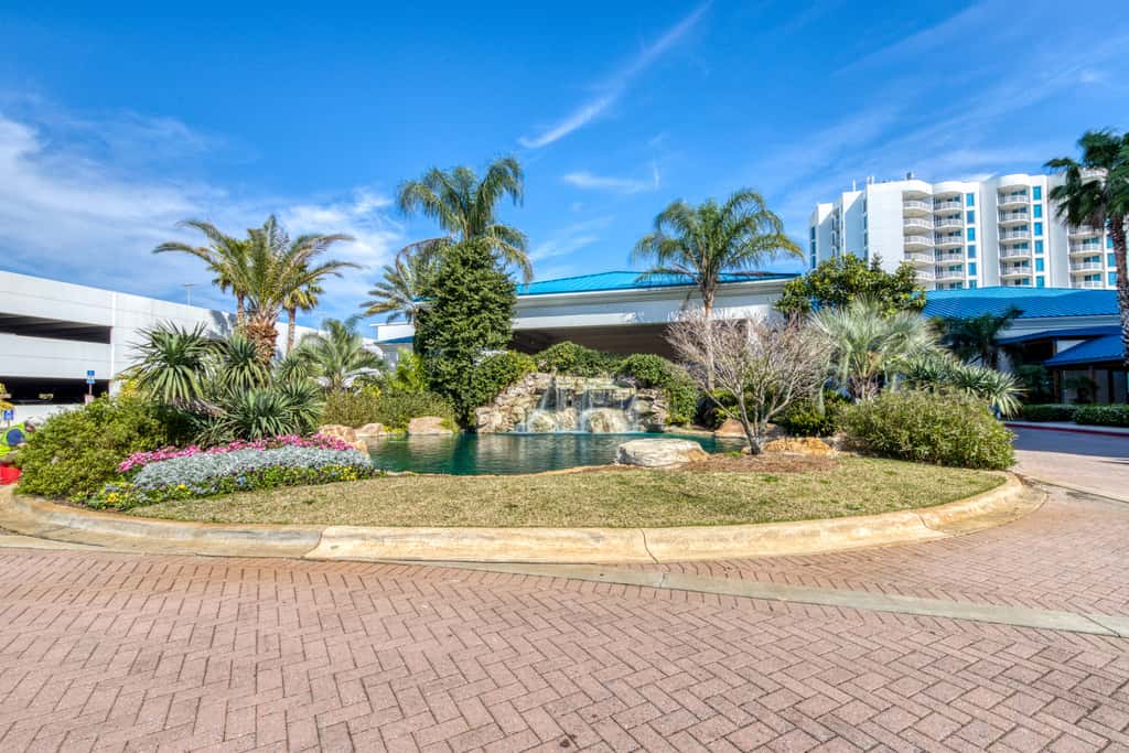 Spacious Condo w Free WiFi, Shared Hot Tub, Pool, Tennis, and Central AC