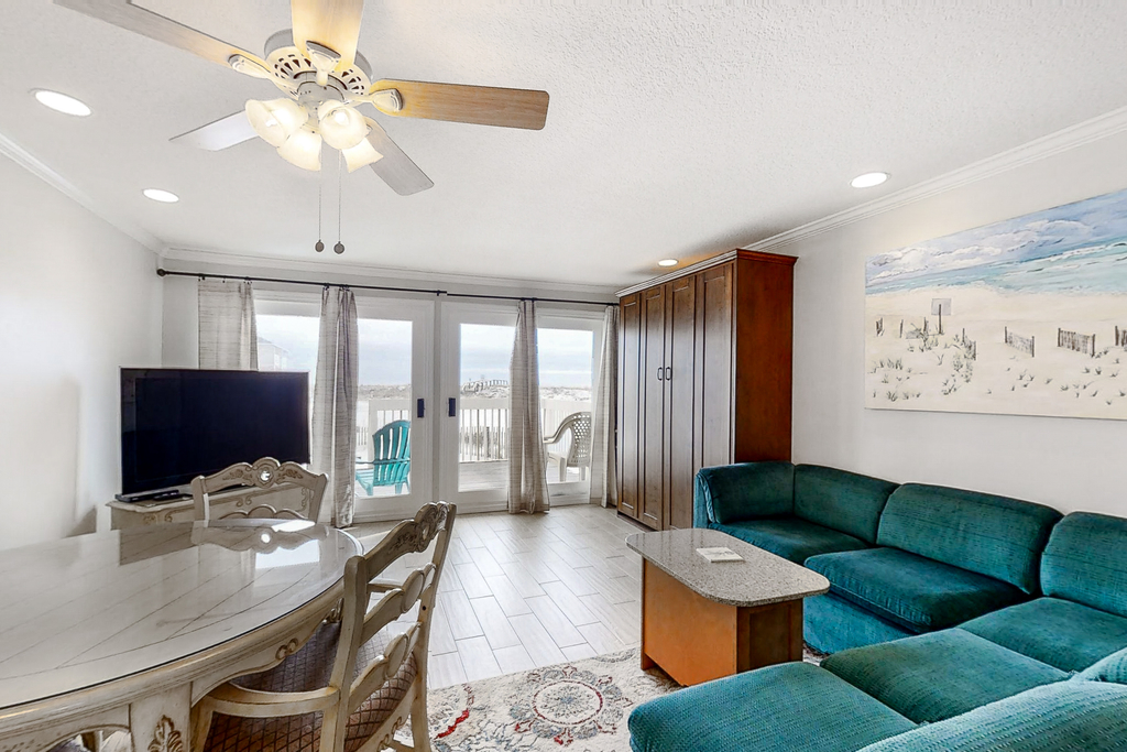 Spacious Condo, Private Wi-Fi, Bike to beach, Near shops and dining