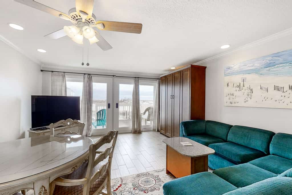 Spacious Condo, Private Wi-Fi, Bike to beach, Near shops and dining
