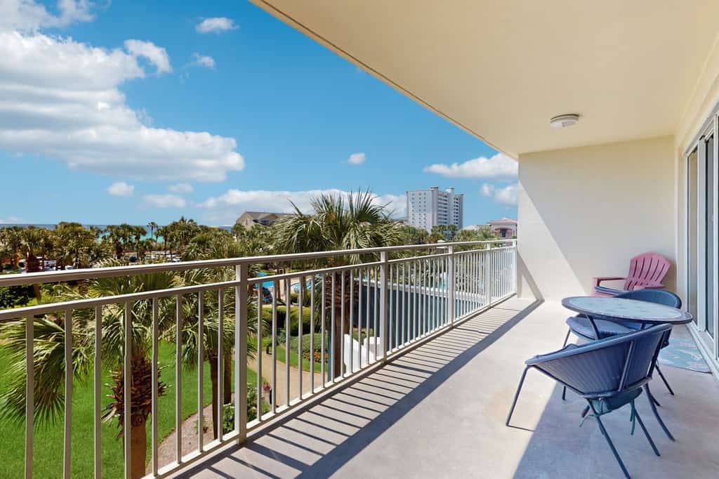 Cozy Condo, Private balcony, Free chairs & umbrella, Near the Beach