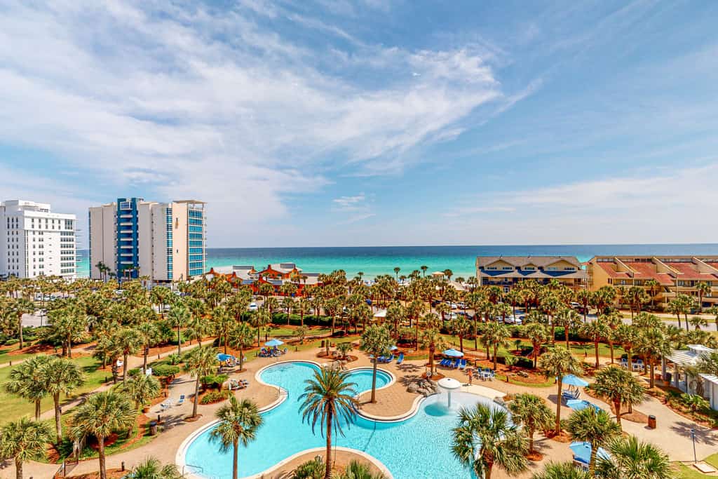 Cozy, family-friendly beach condo w a furnished balcony, shared pool, tennis