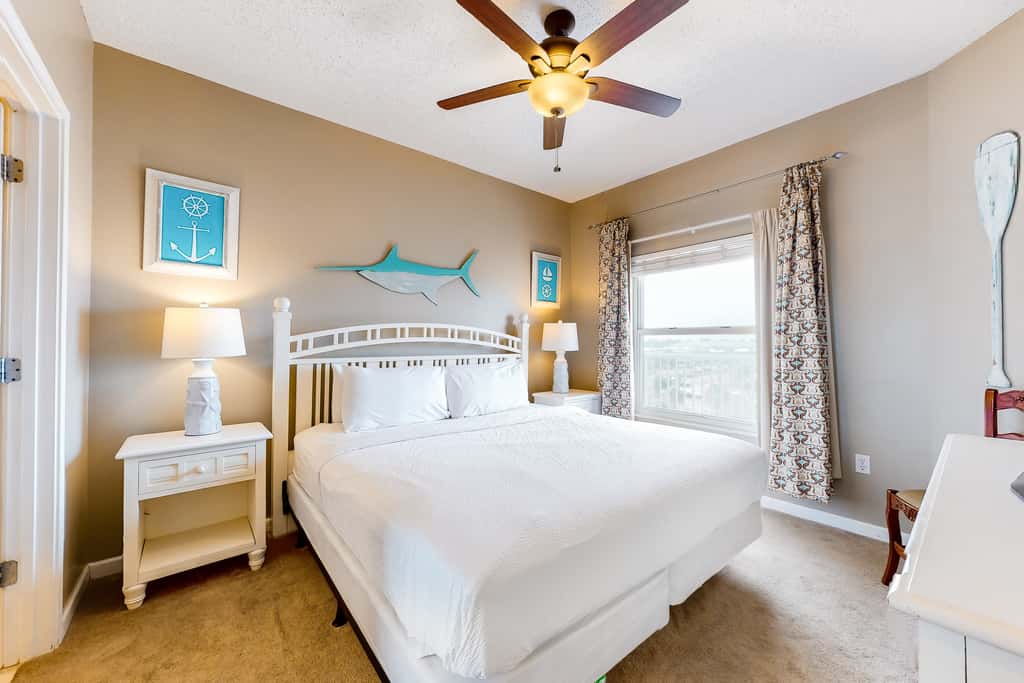 Cozy condo with Gulf-front balcony & great views - near shops & dining