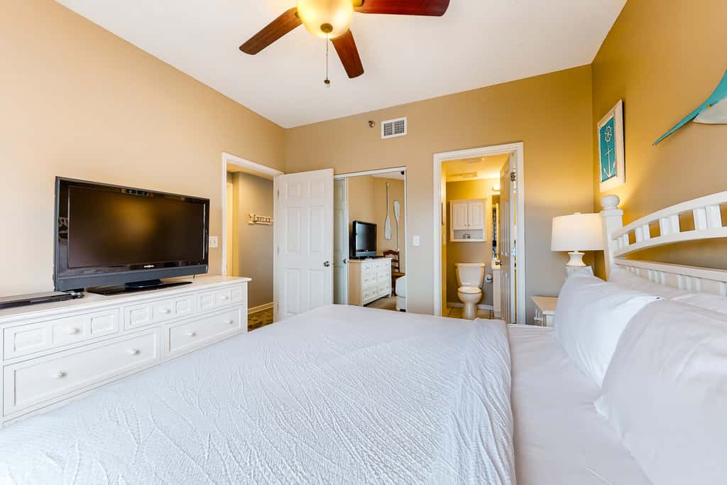 Cozy condo with Gulf-front balcony & great views - near shops & dining