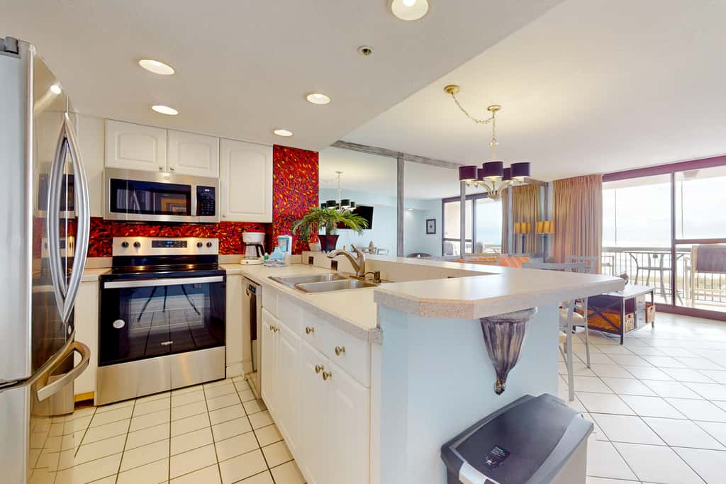 Gulf-Front Condo w Lovely Gulf View, Beach Access & Shared Pool, Hot Tub & Gym