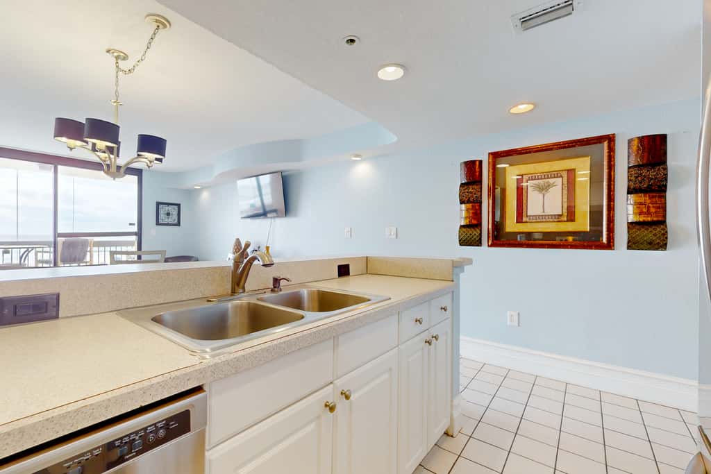 Gulf-Front Condo w Lovely Gulf View, Beach Access & Shared Pool, Hot Tub & Gym
