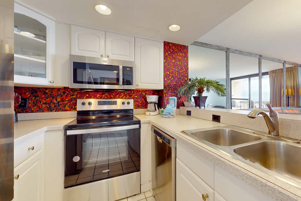 Gulf-Front Condo w Lovely Gulf View, Beach Access & Shared Pool, Hot Tub & Gym