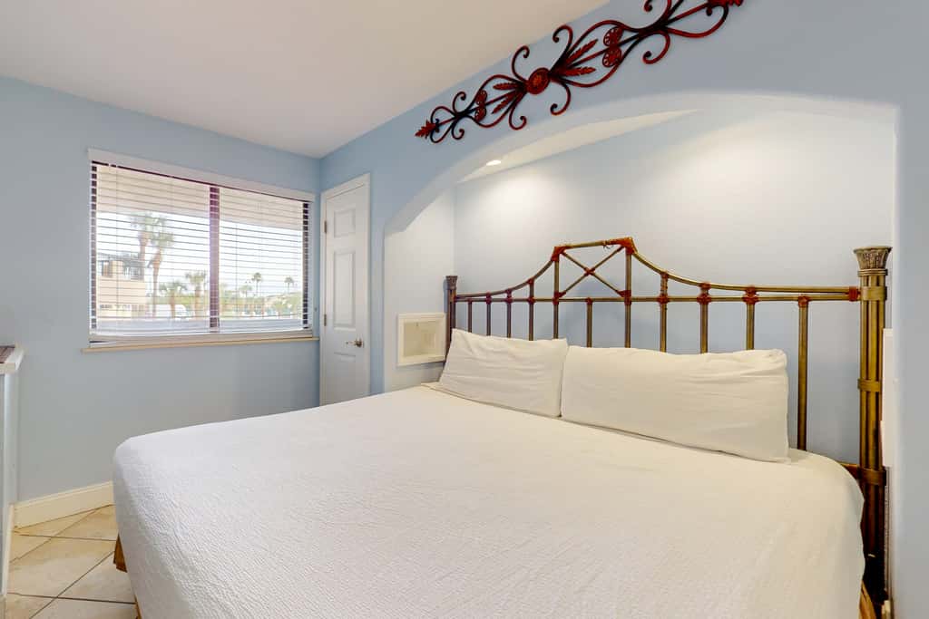 Gulf-Front Condo w Lovely Gulf View, Beach Access & Shared Pool, Hot Tub & Gym