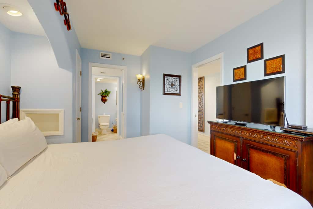 Gulf-Front Condo w Lovely Gulf View, Beach Access & Shared Pool, Hot Tub & Gym