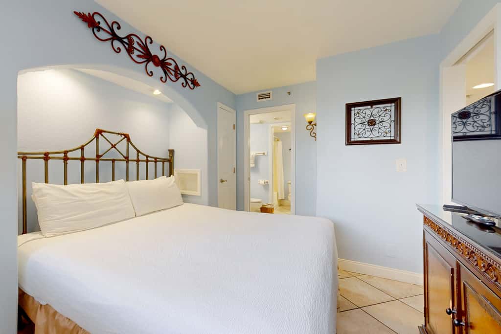 Gulf-Front Condo w Lovely Gulf View, Beach Access & Shared Pool, Hot Tub & Gym