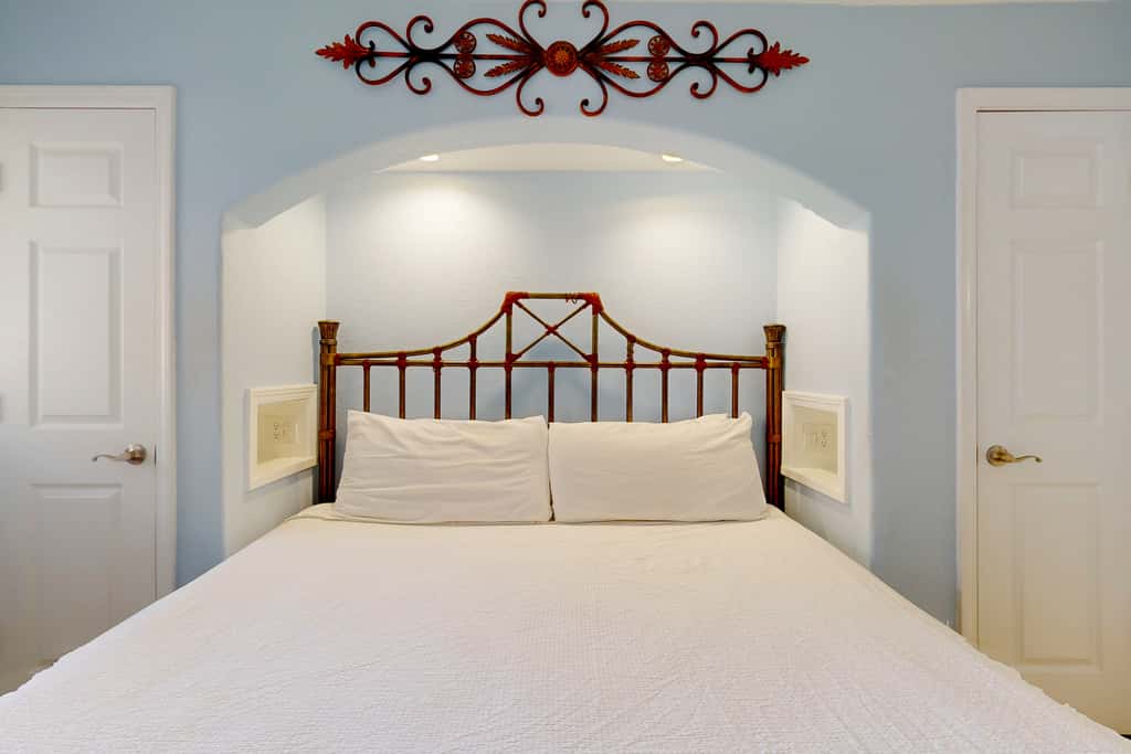 Gulf-Front Condo w Lovely Gulf View, Beach Access & Shared Pool, Hot Tub & Gym