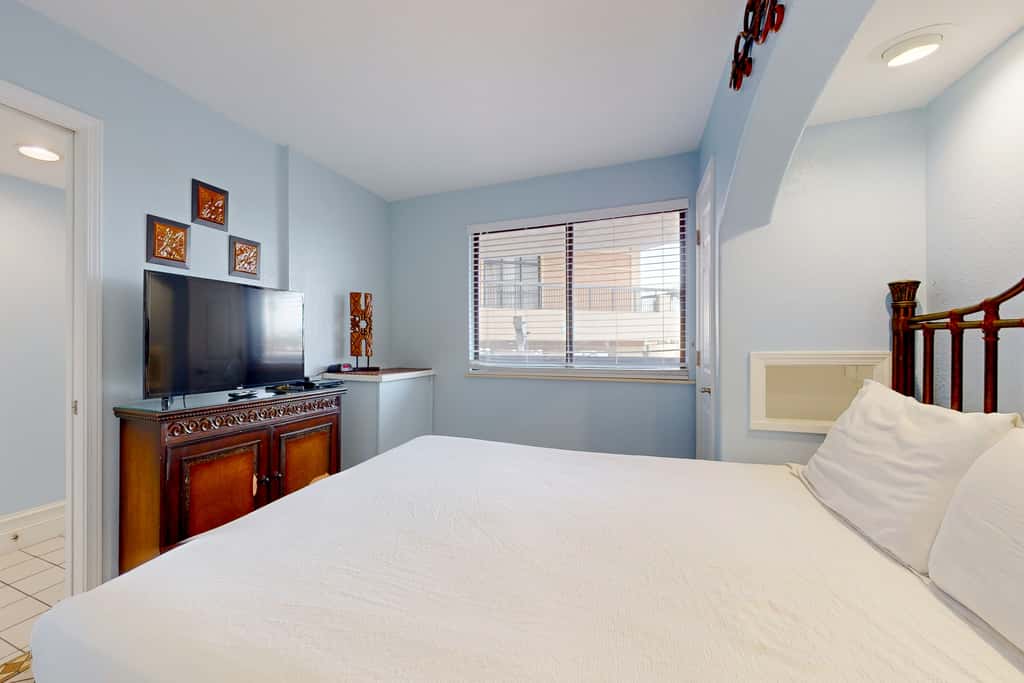 Gulf-Front Condo w Lovely Gulf View, Beach Access & Shared Pool, Hot Tub & Gym